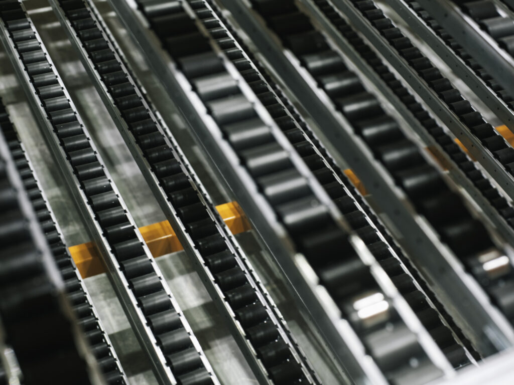 Rayonnage dynamique NEDCON – système gravitaire pour petites marchandises, stockage élevé et préparation continue 4