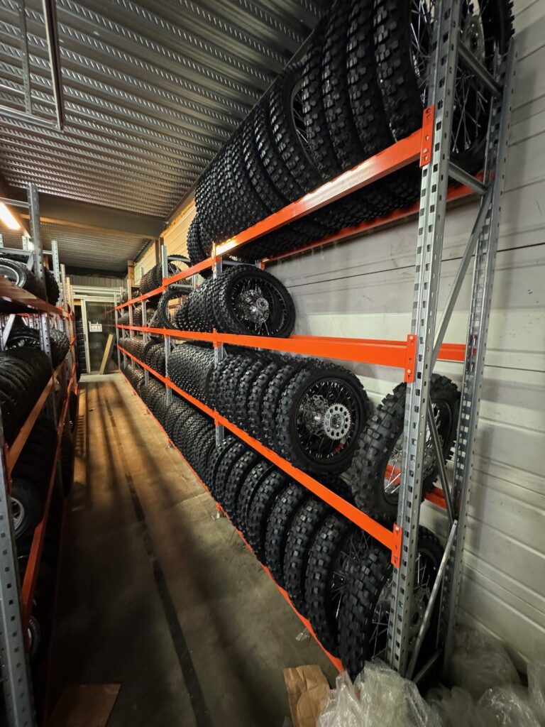Rayonnage à pneus occasion mi-lourd – 2 échelles de 2400 x 400 mm et 8 lisses de 1500 mm tube - Image 2
