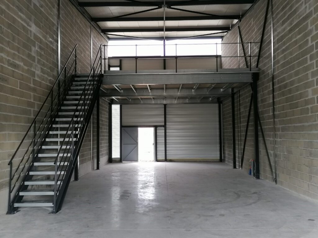 Plateforme de stockage sur poteaux – mezzanine industrielle métallique sur mesure 2