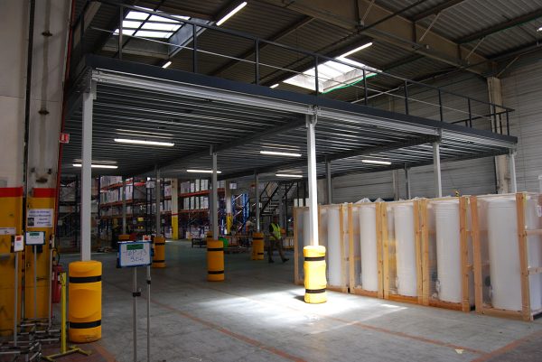 Mezzanine industrielle métallique sur-mesure avec système démontable et sécurisée 4
