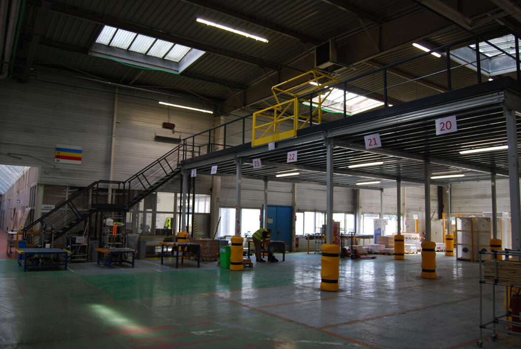 Mezzanine industrielle métallique sur-mesure avec système démontable et sécurisée 3