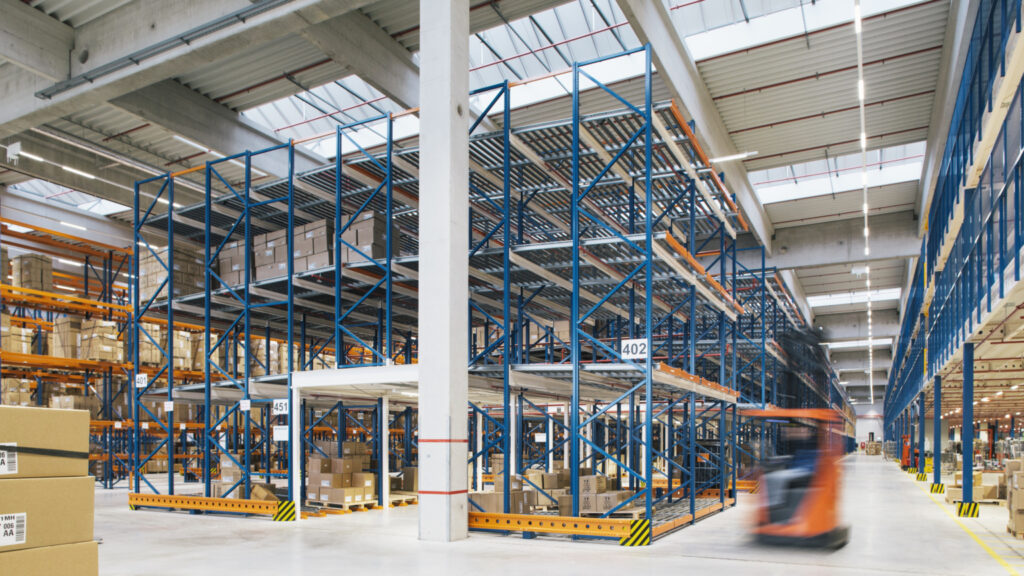 Rayonnages à flux – système gravitaire pour marchandises sur palettes, stockage en vrac et FIFO 1