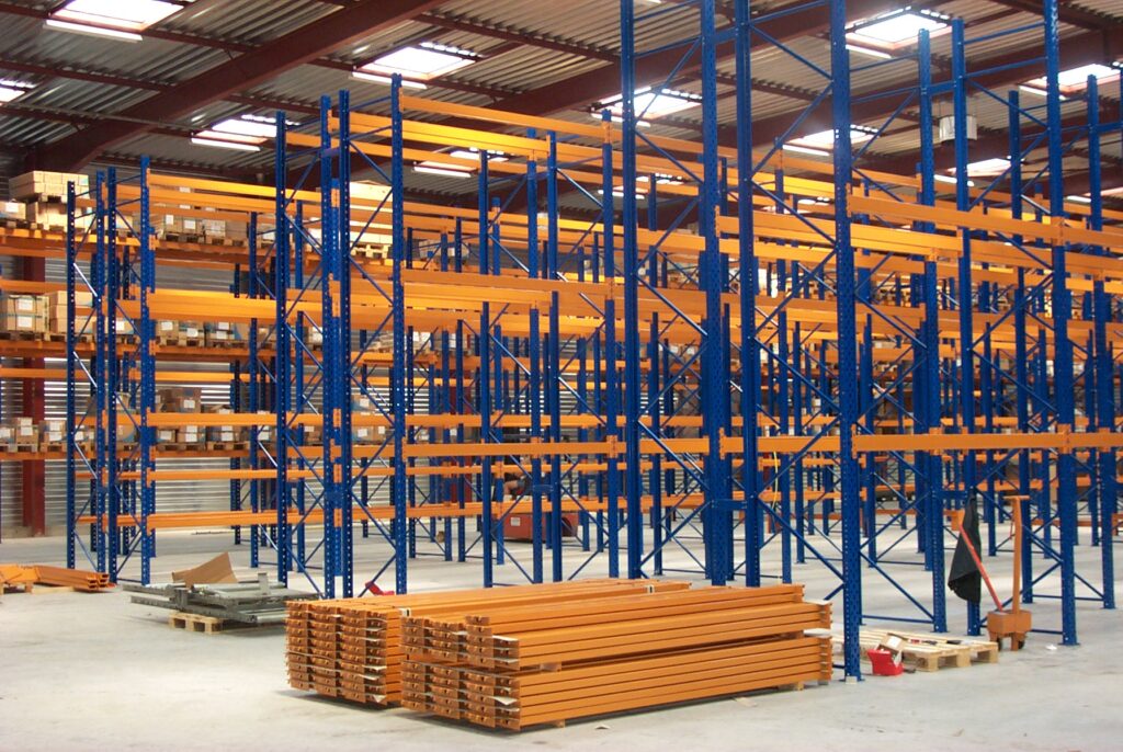 Lot rayonnage d’occasion DUWIC – 10 échelles 3450 x 1000 mm, 20 chevilles mécaniques 10 mm, 36 lisses 3600 mm, 72 goupilles de sécurité et 1 panneau de capacité - Image 4