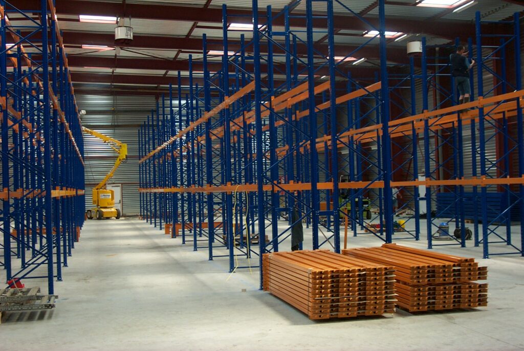 Lot rayonnage d’occasion DUWIC – 10 échelles 3450 x 1000 mm, 20 chevilles mécaniques 10 mm, 36 lisses 3600 mm, 72 goupilles de sécurité et 1 panneau de capacité - Image 3