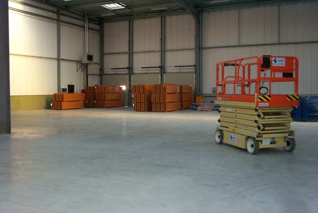 Lot rayonnage d’occasion DUWIC – 10 échelles 3450 x 1000 mm, 20 chevilles mécaniques 10 mm, 36 lisses 3600 mm, 72 goupilles de sécurité et 1 panneau de capacité - Image 2