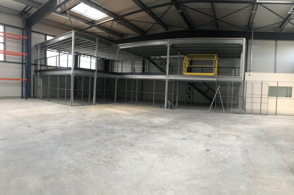 Plateforme de stockage sur poteaux – mezzanine industrielle métallique sur mesure 3