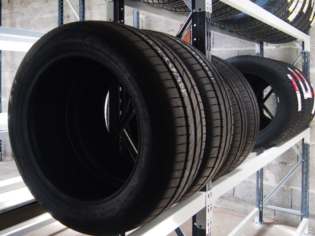 Rayonnage mi-lourd MAVIPAL 50 en acier galvanisé Z275 – stockage de cartons, pneus, tubes et pièces longues - Image 4