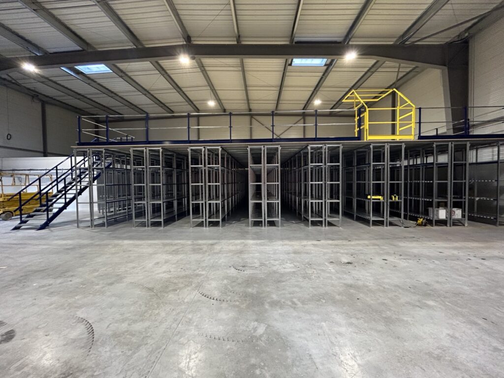 Plateforme sur rayonnages en Loire – plancher aggloméré, adaptation aux produits stockés - Image 3