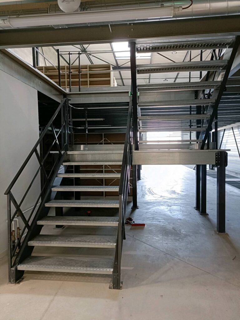Plateforme de stockage industrielle à Lyon dans le Rhône – mezzanine auto-portante en kit 4