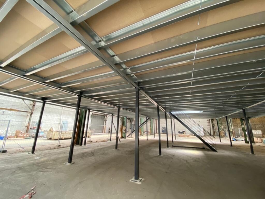 Plateforme de stockage industrielle sur poteaux à St Etienne – livrée en kit avec notice de montage - Image 2