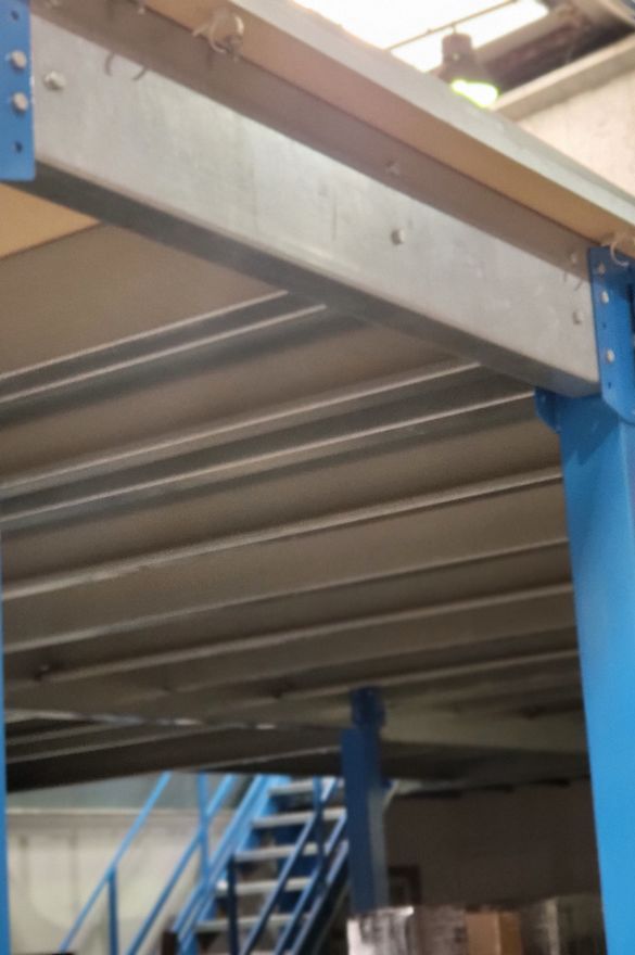 Mezzanine ManOrga – Superficie 77 m² – Capacité 450kg/m² – Escalier 45° – Garde-corps 28m 3