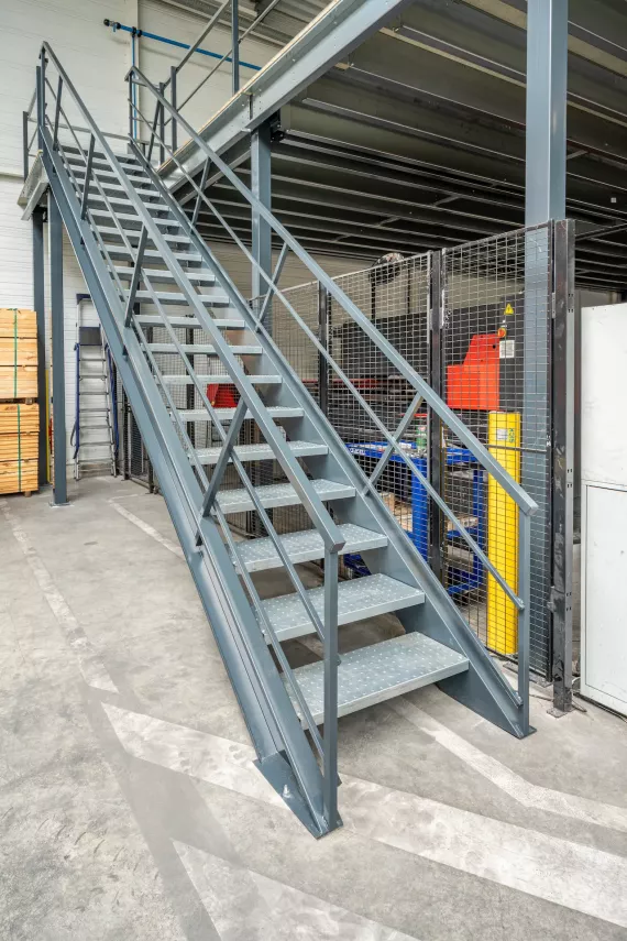 Plateforme de stockage ou de rangement – mezzanine en acier galvanisé avec garde-corps et escalier - Image 2