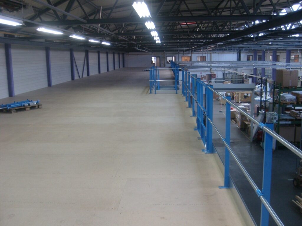 Mezzanine pour gain de place dans un entrepôt à côté du Puy-en-Velay - Image 2