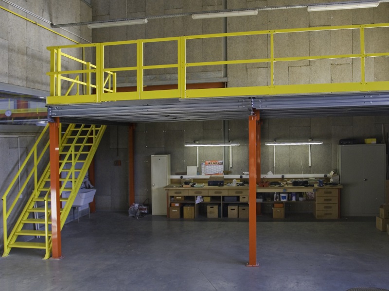 plate-forme industrielle de stockage à poteaux modulable en tube 120×120 avec garde-corps et escaliers conformes - Image 2