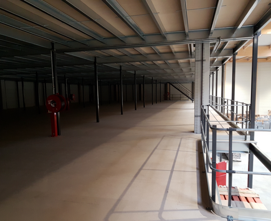 Mezzanine industrielle de stockage MSI – plateforme à poteaux et à 2 niveaux sur mesure - Image 3