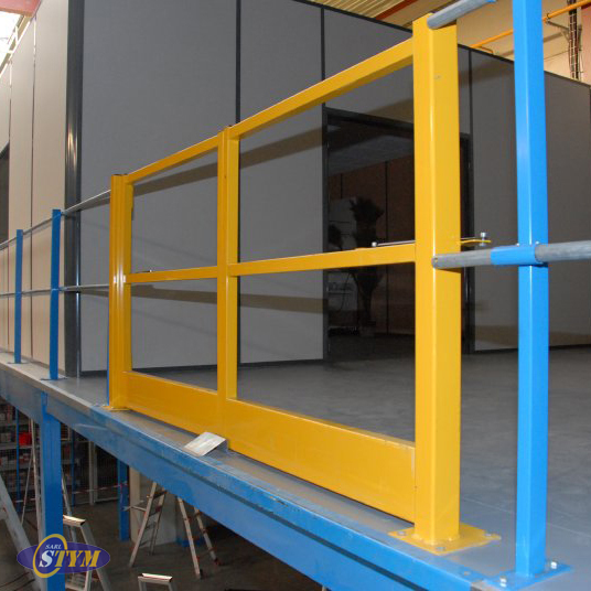 Mezzanine à poteau autoportante sur mesure avec rails de sécurité et étages multiples - Image 4