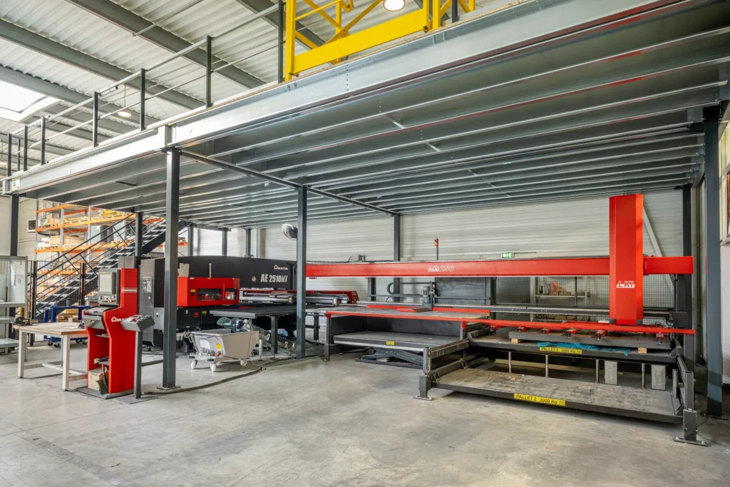 Plateforme de stockage ou de rangement – mezzanine en acier galvanisé avec garde-corps et escalier - Image 3