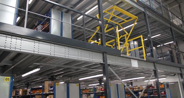 Plates-formes modulables STOW – stockage sur mesure avec plusieurs niveaux et planchers en tôle, caillebotis ou bac acier - Image 2