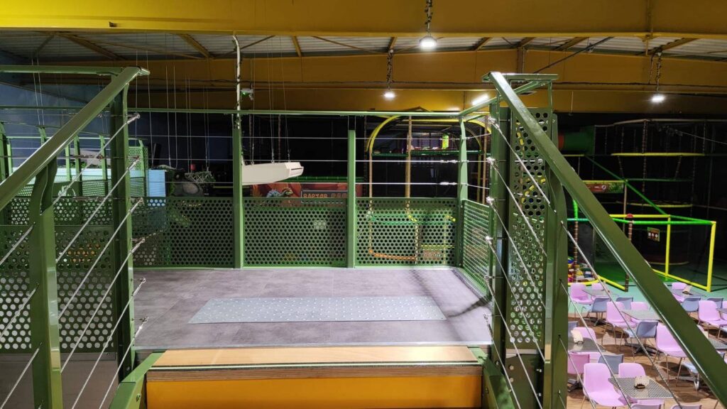Mezzanines ERP & PMR ARAYDIS – sur mesure pour salles de sport et de jeux 4