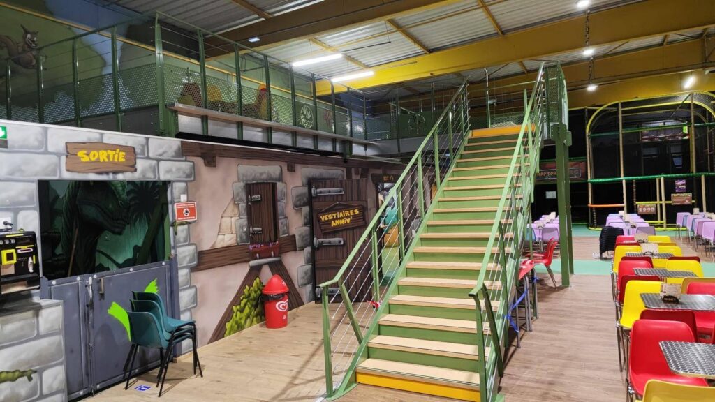 Mezzanines ERP & PMR ARAYDIS – sur mesure pour salles de sport et de jeux 3