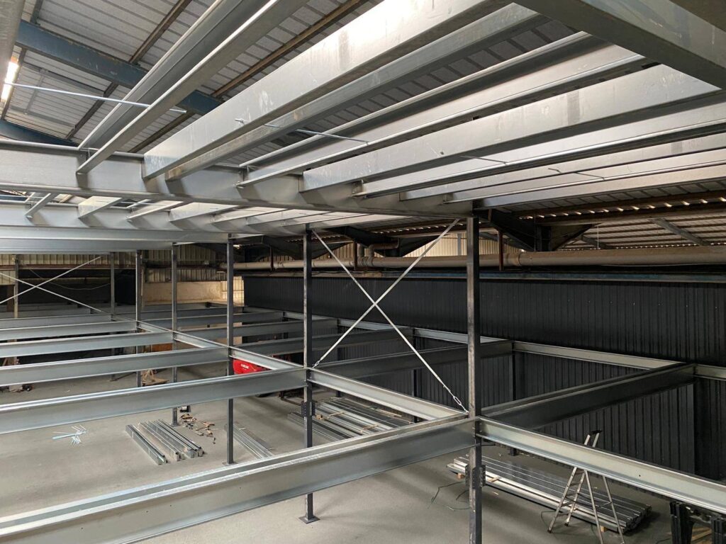 Mezzanine 2 niveaux 1400 m² pour box de stockage dans le Rhône - Image 3
