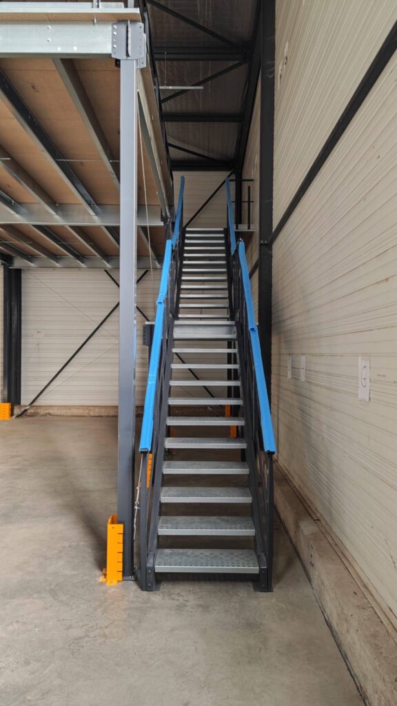 Plate-forme de stockage ARAYDIS dans La Loire – sur mesure, mezzanine industrielle, conformité européenne - Image 3