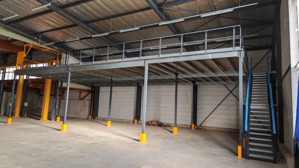 Plate-forme de stockage ARAYDIS dans La Loire – sur mesure, mezzanine industrielle, conformité européenne - Image 2