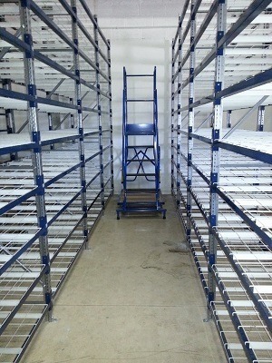 Rayonnage léger MECALUX LEME001 – charge 150kg par niveau, 12 échelles, 120 lisses, 60 niveaux de plateaux fils - Image 4