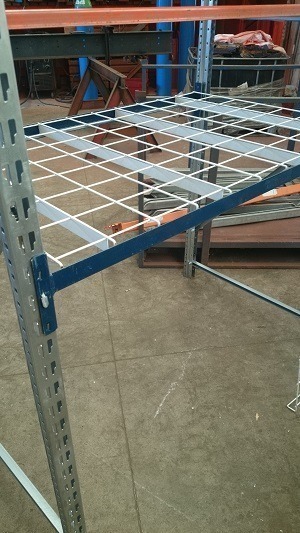 Rayonnage léger MECALUX LEME001 – charge 150kg par niveau, 12 échelles, 120 lisses, 60 niveaux de plateaux fils - Image 2