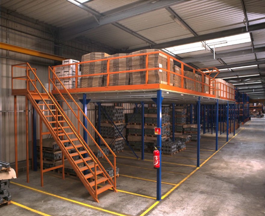 plate-forme industrielle de stockage à poteaux modulable en tube 120×120 avec garde-corps et escaliers conformes - Image 3