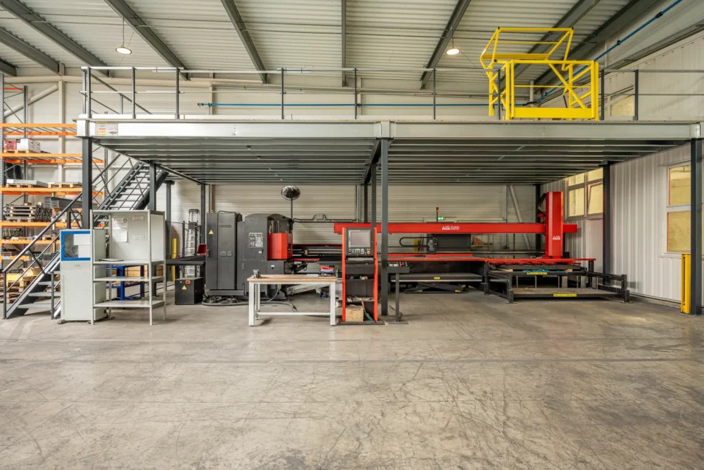 Plateforme de stockage ou de rangement – mezzanine en acier galvanisé avec garde-corps et escalier - Image 4