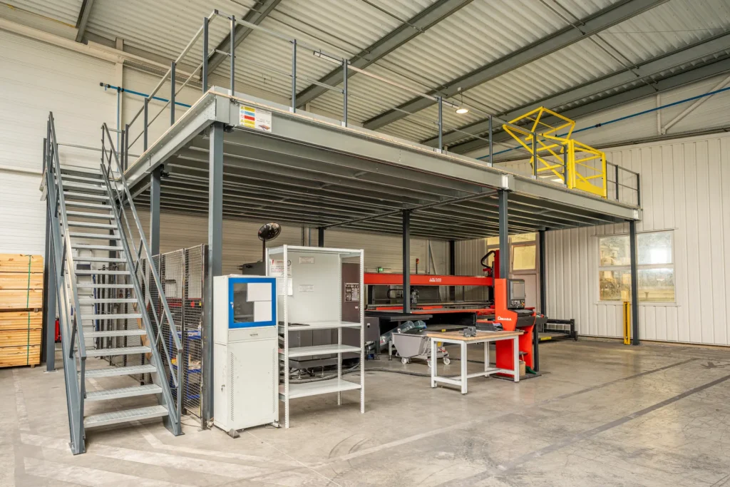 Plateforme de stockage ou de rangement – mezzanine en acier galvanisé avec garde-corps et escalier - Image 1