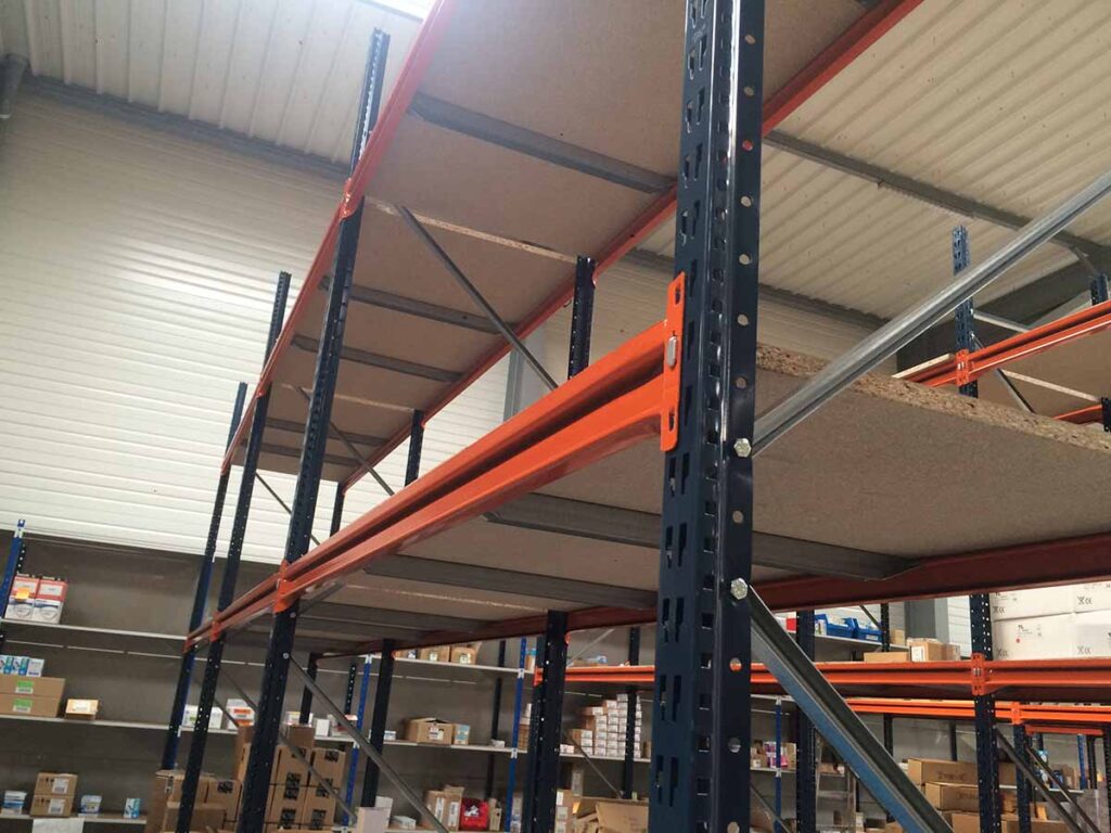 Rayonnage à lisses mi-lourd – avec feuillure perforée, porte-pneus, rectangulaire et platelage en aggloméré, mélanimé, métallique ou grillagé - Image 4