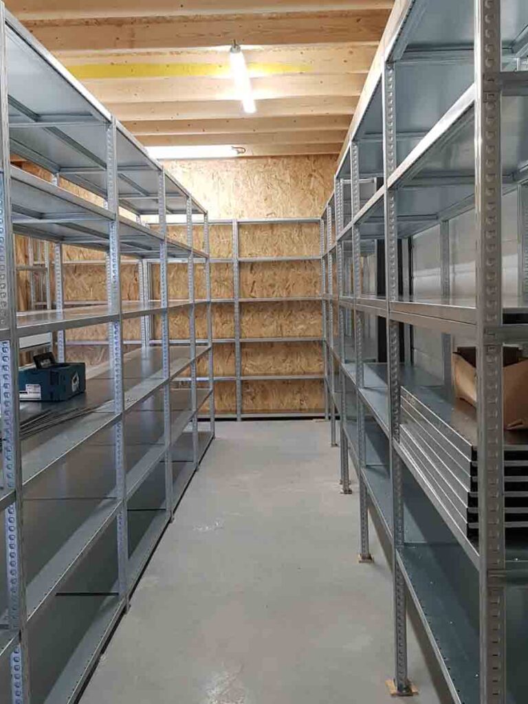 Rayonnage mi-lourd tôlé – dimensions variables et capacité de charge jusqu&rsquo;à 1600 kg - Image 2