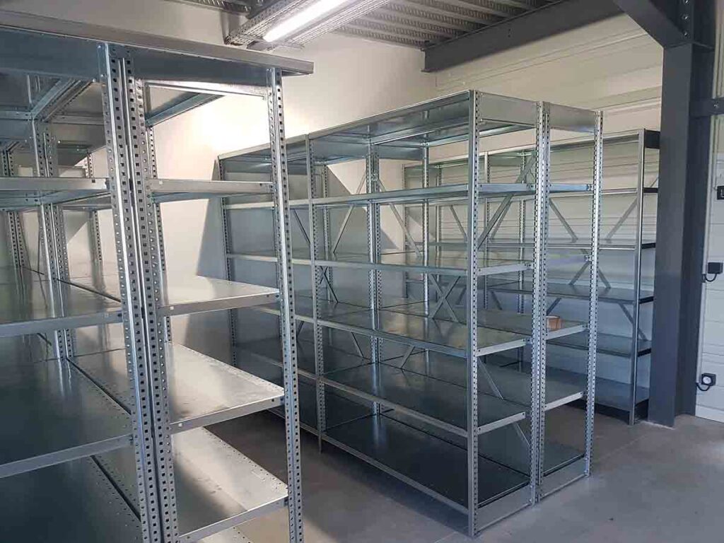 Rayonnage à tablettes tôlées adapté aux stockage humide ou gras - Image 1