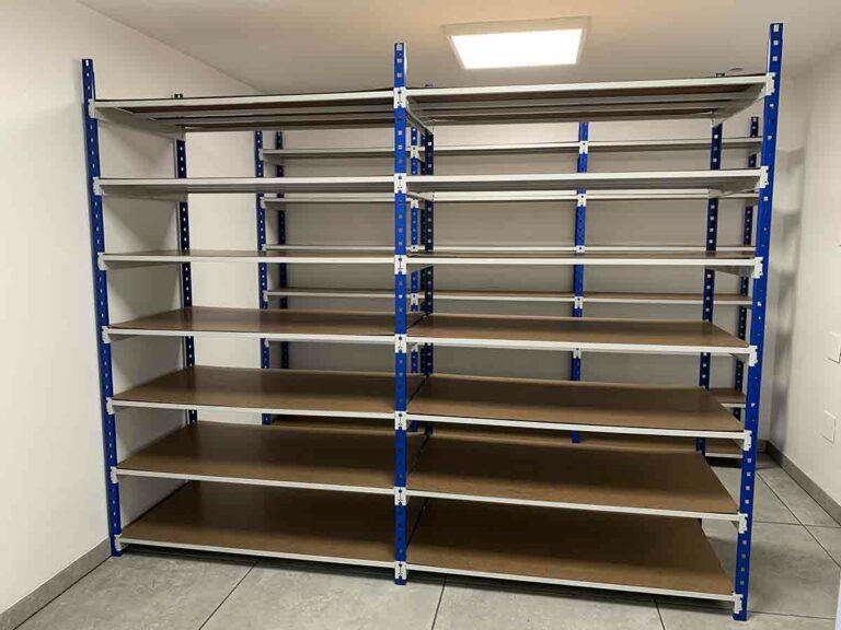 Rayonnage à tablettes  tubulaires  conçu pour le stockage d&rsquo;objets légers et peu encombrants - Image 1