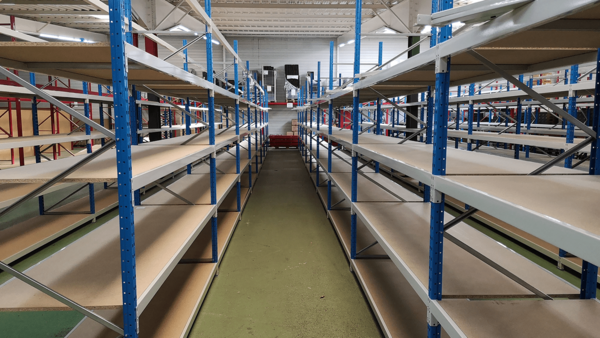 Rayonnage léger intérieur – solution de stockage adaptable pour charges légères à moyennes - Image 2