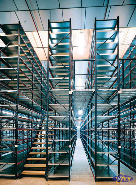 Rayonnage mi-lourd à deux niveaux sur mezzanine avec couloirs élevés et escaliers - Image 4