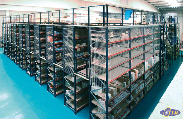 Rayonnage mi-lourd à deux niveaux sur mezzanine avec couloirs élevés et escaliers - Image 3