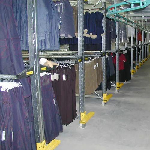 RediTex® – stockage textiles à étages, avec plinthes de sécurité et consoles avec penderie - Image 4