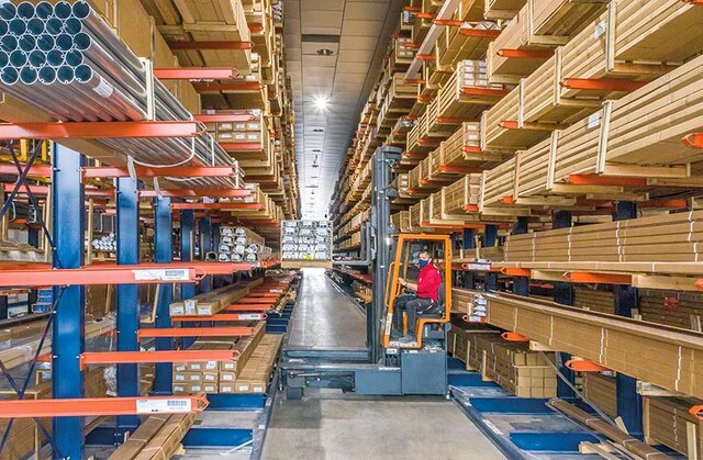 Rayonnage cantilever Mecalux – Système de stockage pour charges longues et volumineuses - Image 4