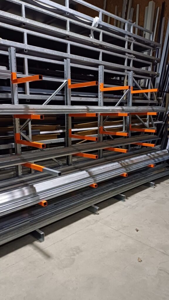 CANTILEVER Echelle d’occasion – 2 colonnes de 2400 mm, 6 bras de 500 mm, 2 profils de 500 mm - Image 4