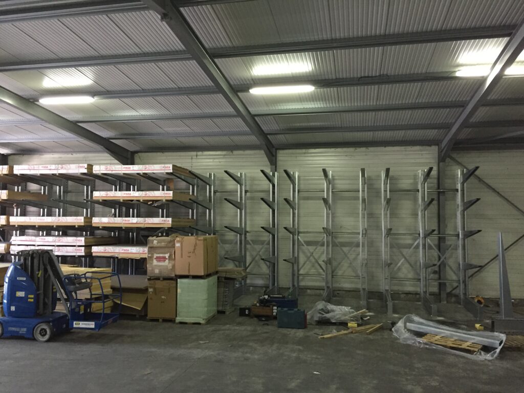 Rayonnage cantilever galvanisé occasion charges longues – 6 colonnes 6000 x 367 mm – 30 bras 1200 mm – capacité 1000 kg par bras - Image 3