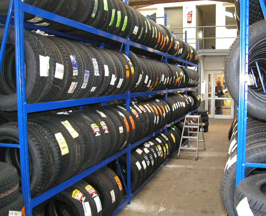 Rayonnage à pneus Diplex – Stockage pour VL et VU, modulable de 1 à 2 m de long, capacité 384 à 975 kg par niveau 3