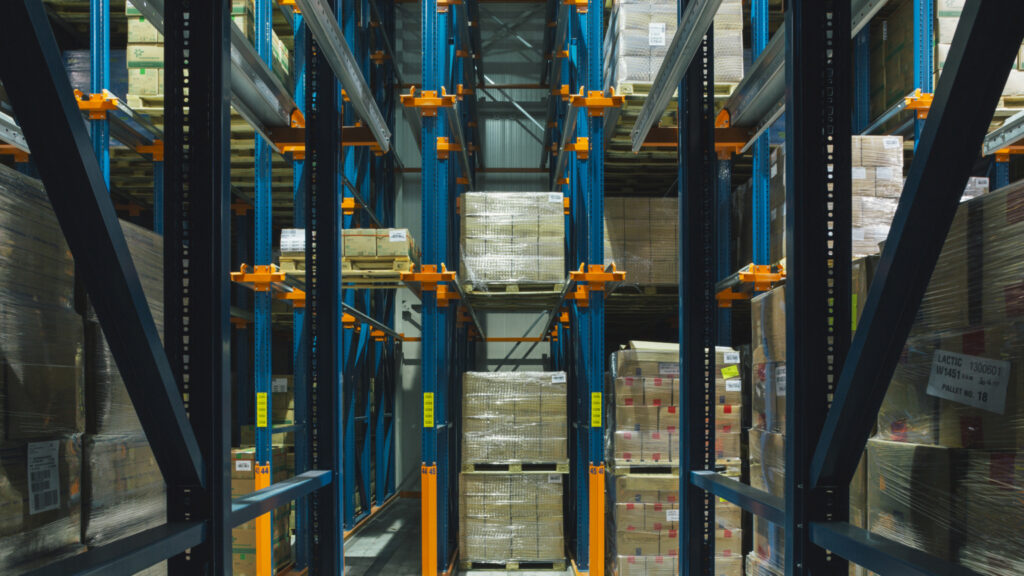 Rayonnage à accumulation – stockage de marchandises palettisées identiques en espace optimisé 1