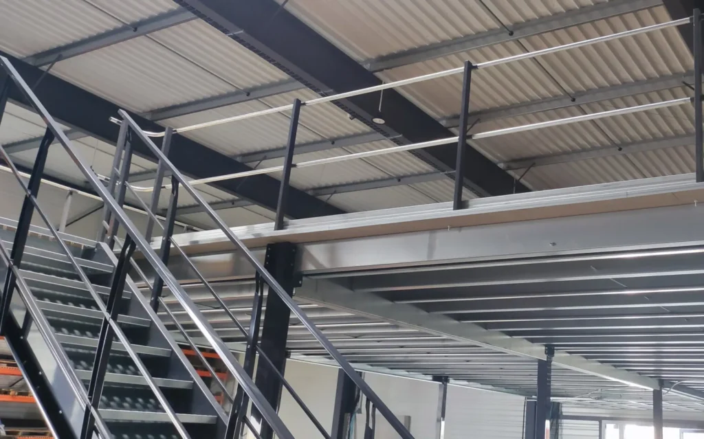 Mezzanine industrielle autoporteuse sur mesure – capacité 350 kg/m² - Image 1